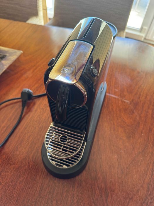 Máquina de café Nespresso preta