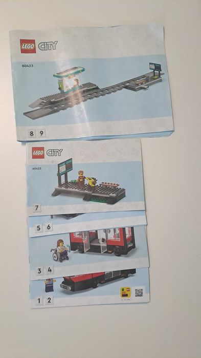 Конструктор LEGO City "Трамвай і вокзал у центрі міста" (60423) vs (60205)