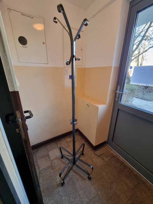 Wieszak metalowy wolnostojący na ubrania