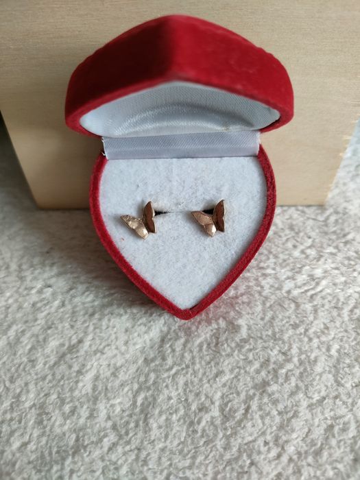 Minimalistyczne kolczyki motylki kolczyki motyle kolor złoty wkrętki