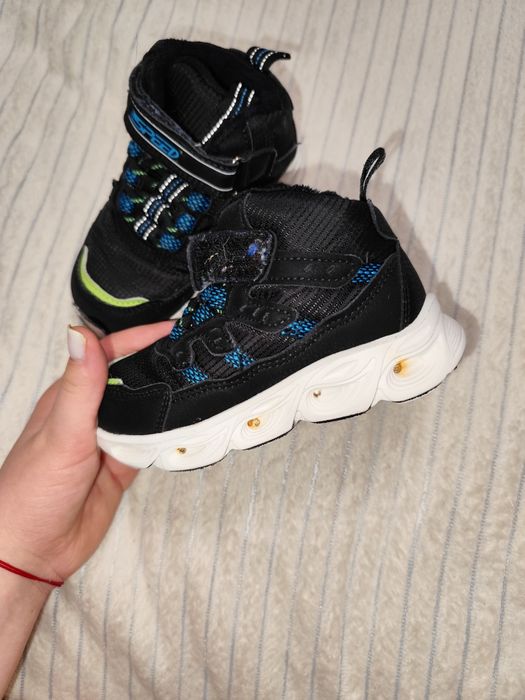 Дитячі ботінки, світяться