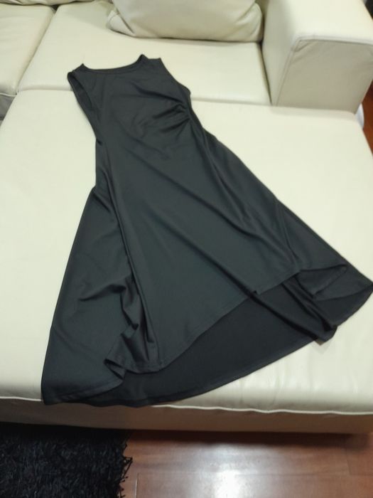 Vestido sem manga assimetrico no comprimento