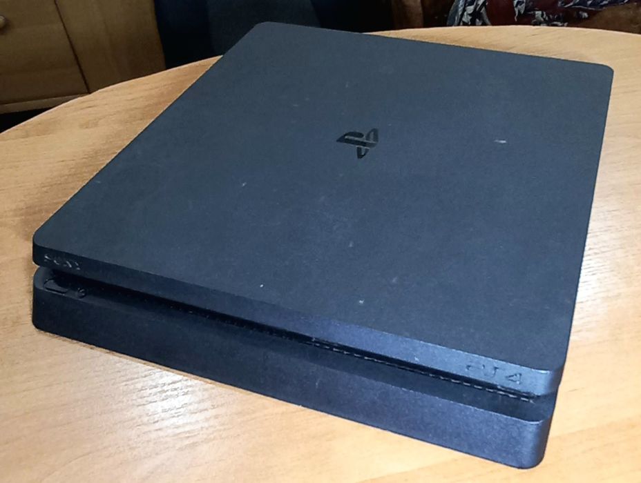 PlayStation 4 Slim 1TB + 4 геймпади + GTA V & Call of Duty