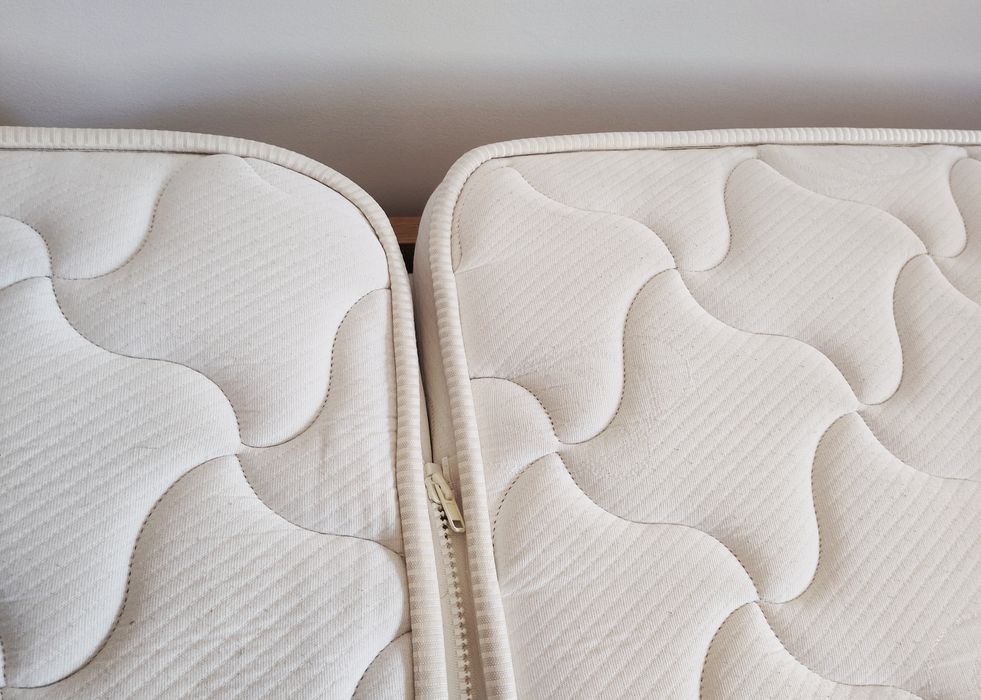 Cama Queen Size com base rebatível e colchões