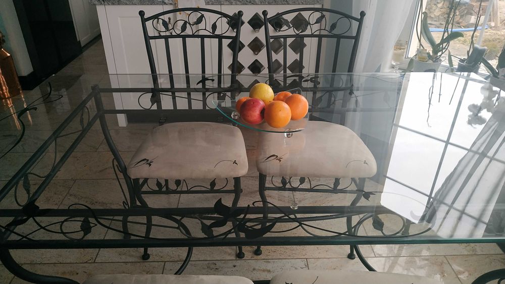 Niepowtarzalny stół i krzesła