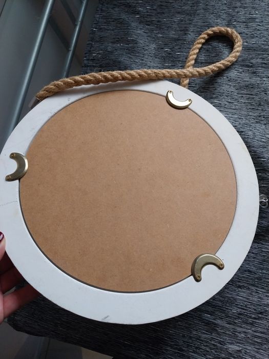 Lusterko na sznurku.