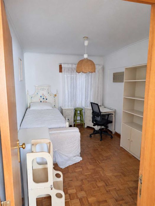 T2 luminoso com garagem, elevador e pátio interno em Telheiras / Lumiar