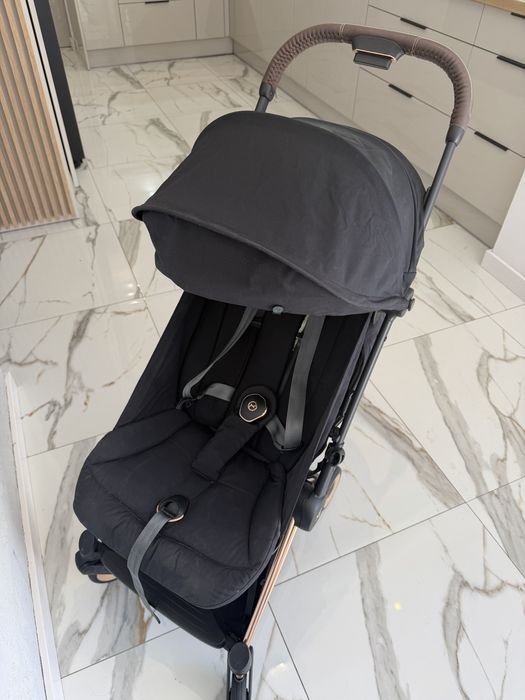 Wózek spacerowy Cybex Coya Rosegold Sepia Black – lekki, kompaktowy