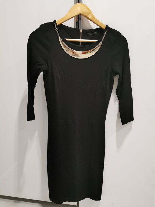 Czarna dopasowana sukienka