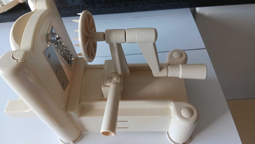 Máquina manual para cortar e ralar legumes e queijo