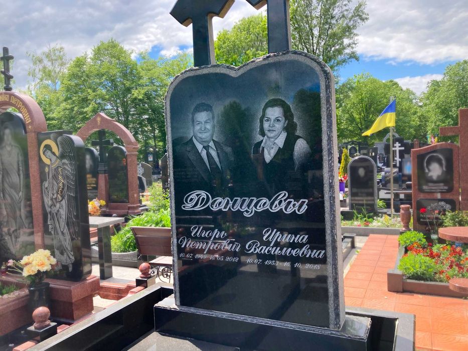 Дописать/Додати/ на пам'ятник, граніт текст, дати/Гравіровка/Берковці.