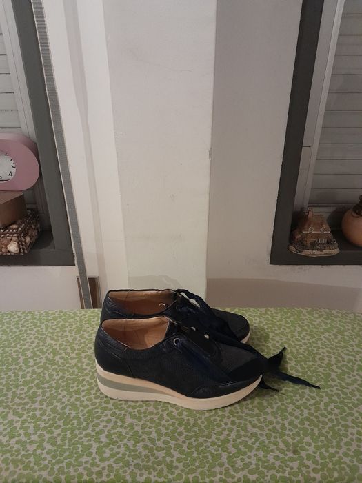 Vendo Sapatilhas de Senhora muito bonitas como novas