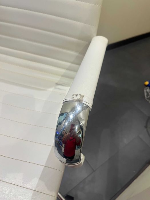 Cadeira Elegante de Escritório OFIPRIX, Base Metálica, Design Bonito Com Costuras, Em Pele Branca