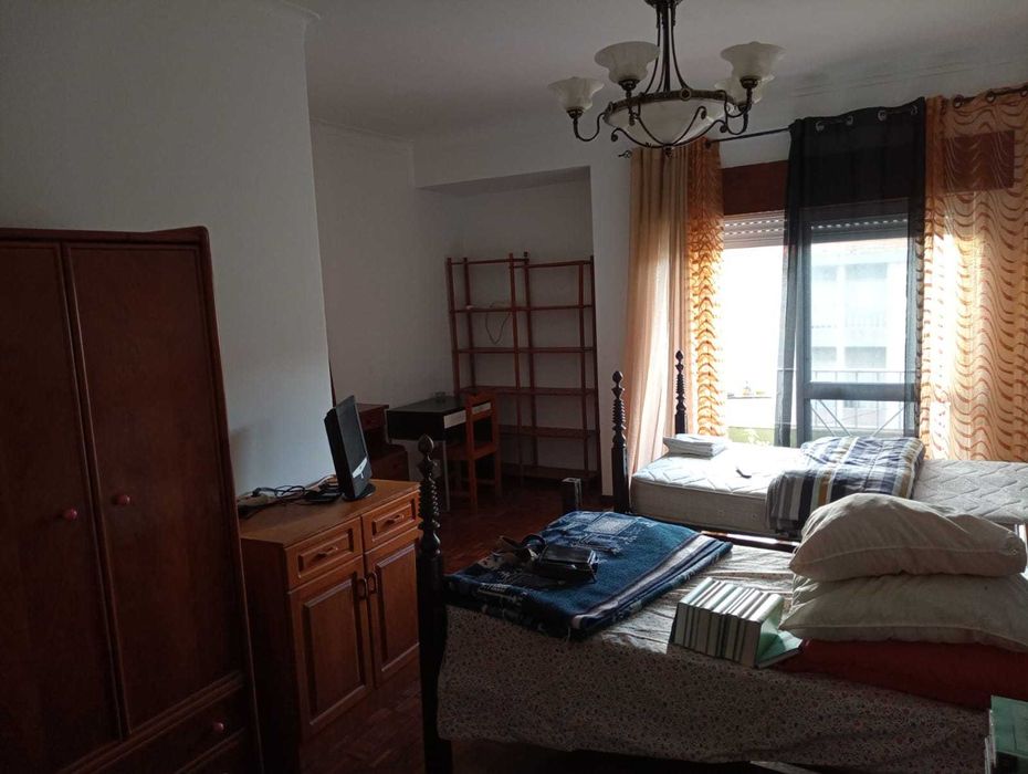 Quarto gigante para 1 ou 2 pessoas com varanda Moita - Centro) - todas as despesas incluida - 2 casas de Banho e cozinha completa