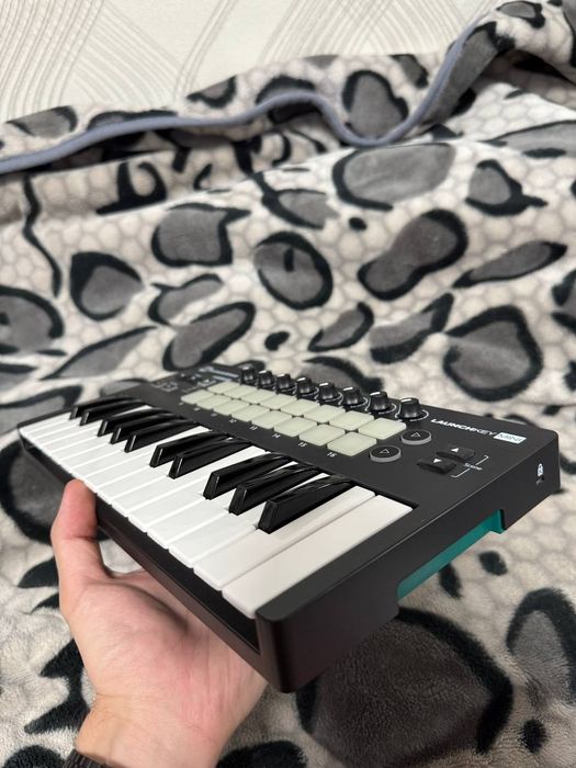 Продаю Б/в MIDI-клавіатура Novation Launchkey Mini