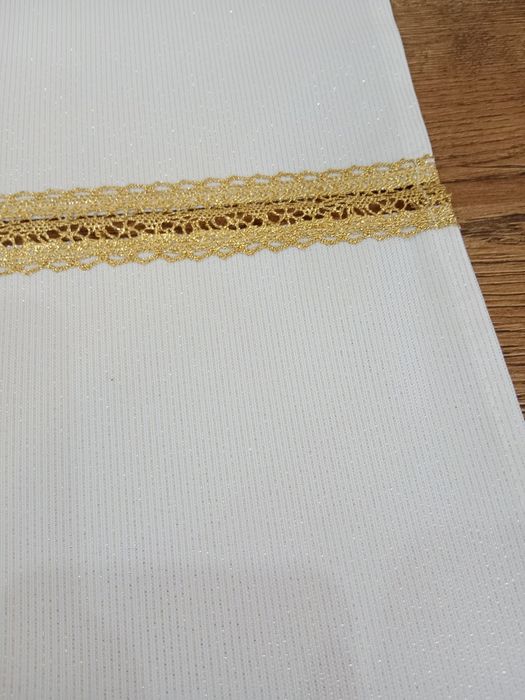 Bieżnik w złote prążki ze złotą ozdobną taśmą pośrodku 90x50