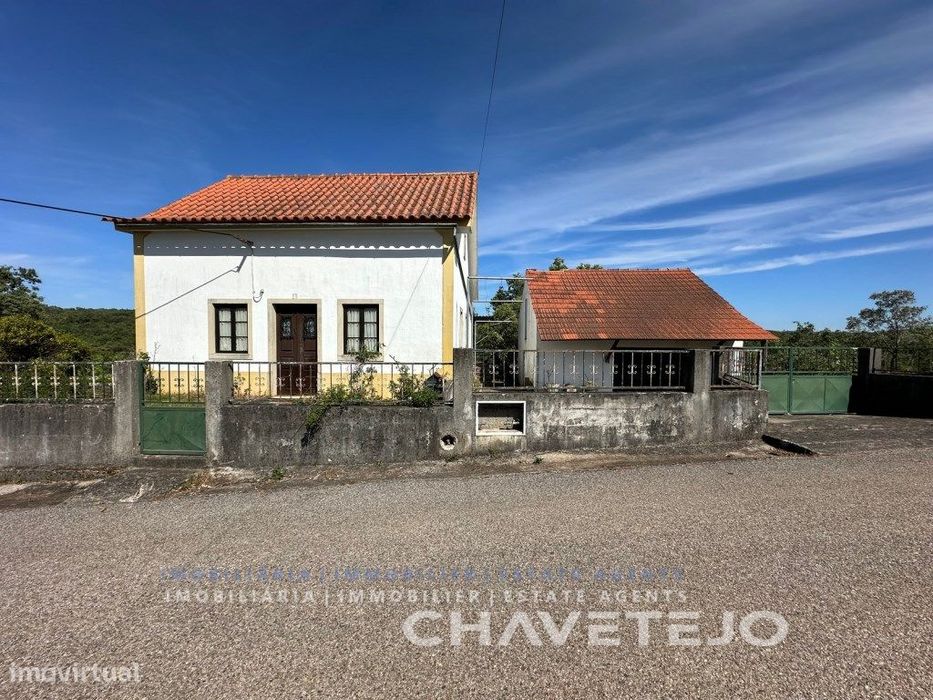 Casa de campo com terreno e anexo em local tranquilo
