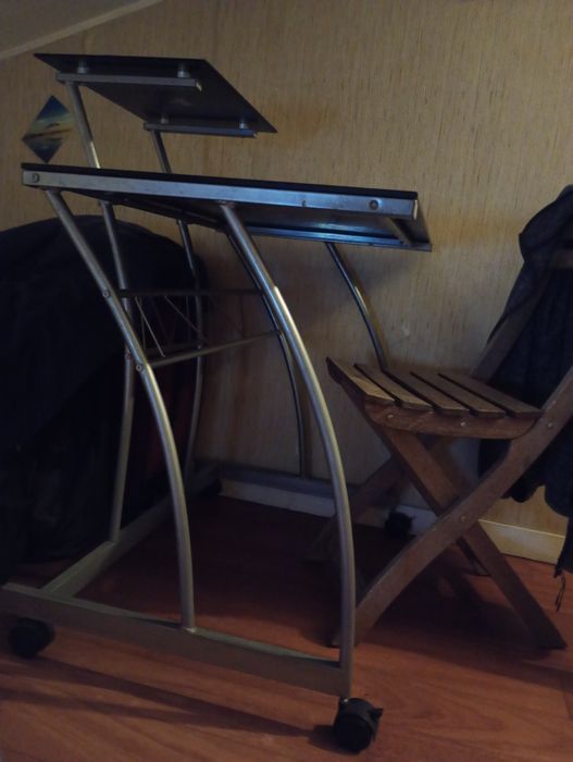 Vendo Mesa de escritório com Vidro Temperado, Escrivaninha, Secretária, como nova - For sale: Office desk with tempered glass top – like new.