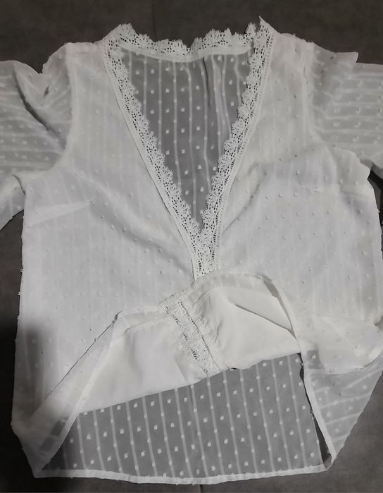 Blusa  branca com aplicações