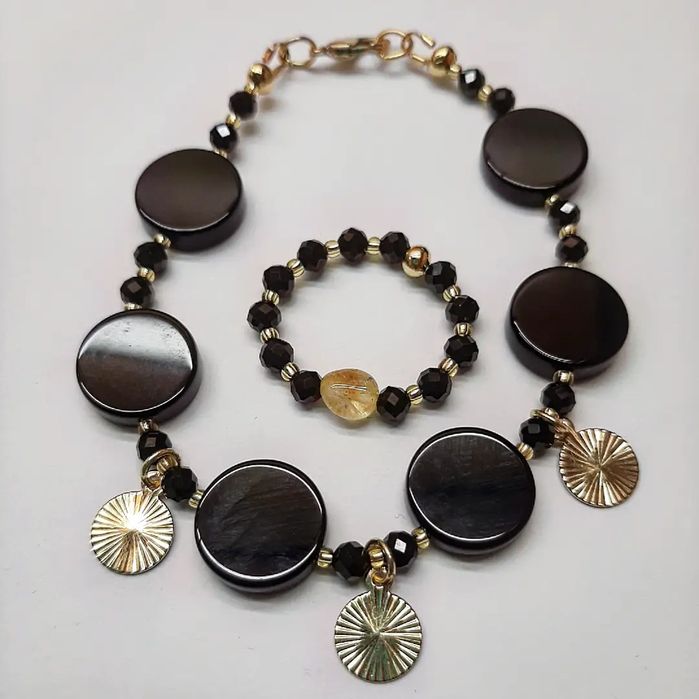 Кольца из жемчуга, аквамарина, чёрной шпинели, апатита и других камней