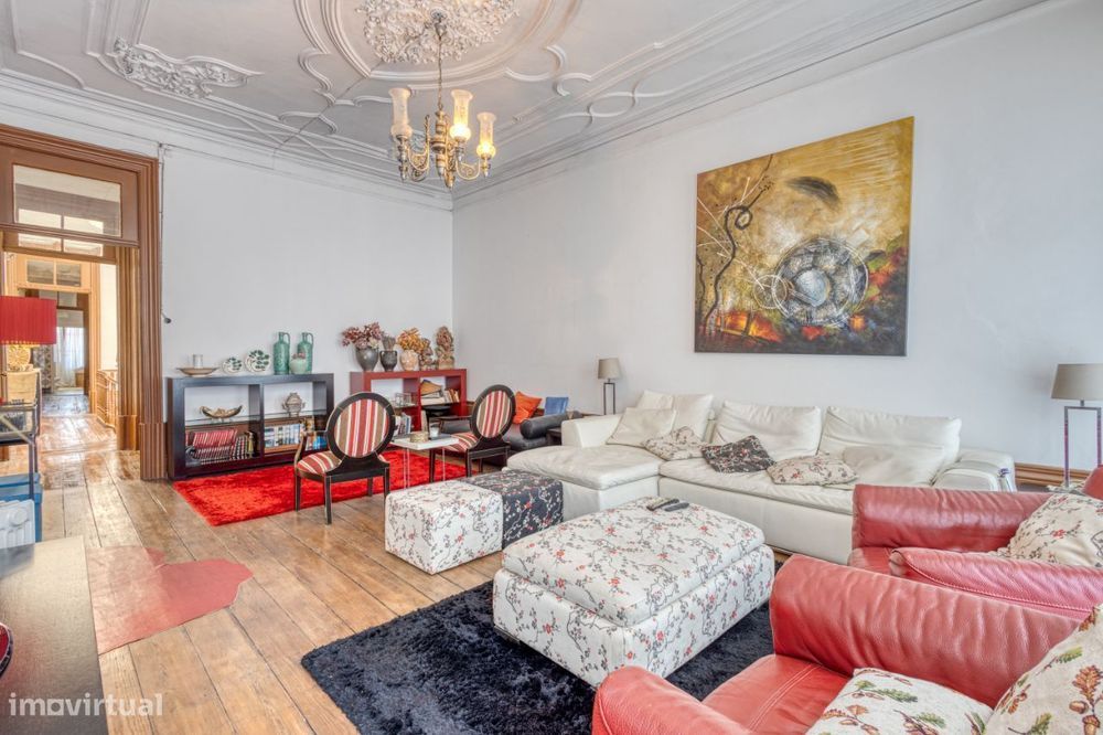 Prédio histórico à venda na Baixa do Porto