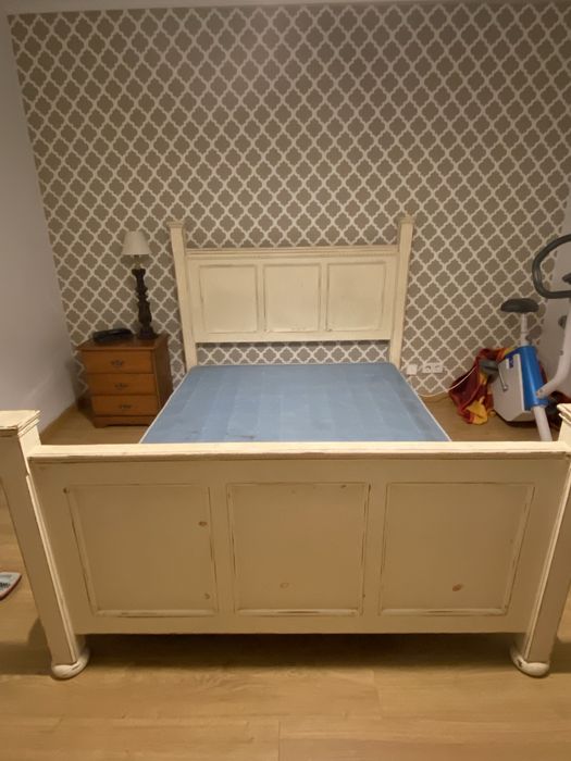 Cama de casal com colchoes e estrado