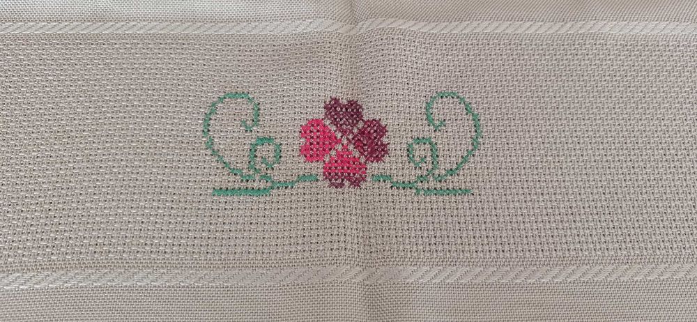 Toalha bordada em ponto cruz