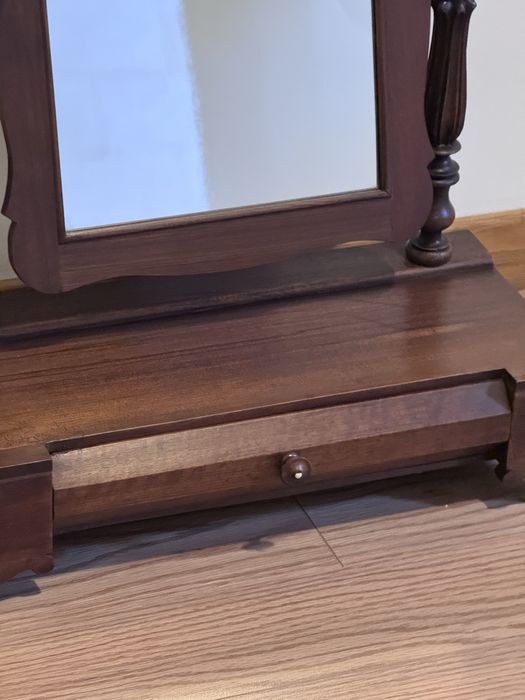 Toucador antigo em madeira maciça com espelho basculante