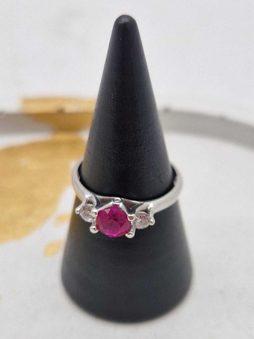 Złoty pierścionek z kamieniem próba 375