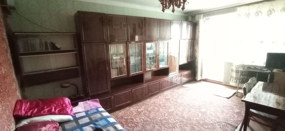 Меблі на розпродаж: диван, стіл, стільці, шафи