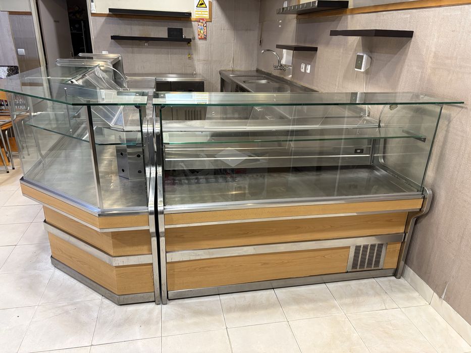 Vitrines de frio, balcão, bancada ,arca, mesas e cadeiras
