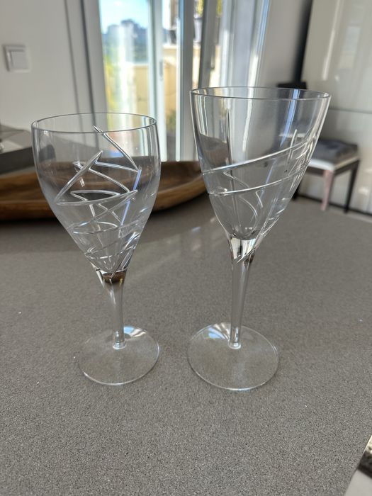 Copos de cristal lapidado e jarras com design moderno