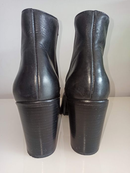 Botim Schutz em couro e cristais tamanho 38