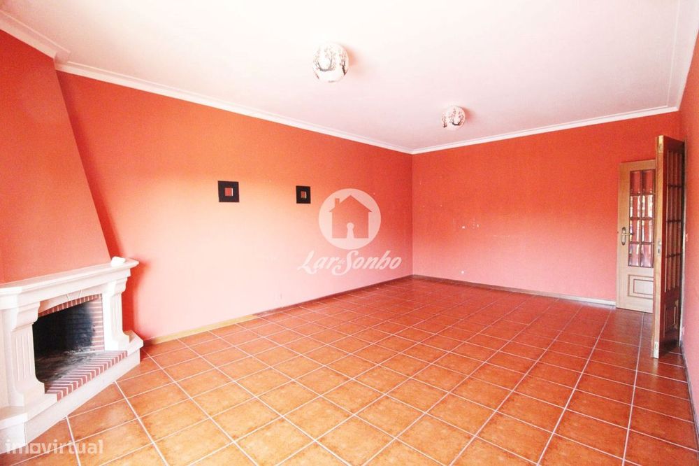 Apartamento T2, situado em Arcozelo, a 4km da Praia