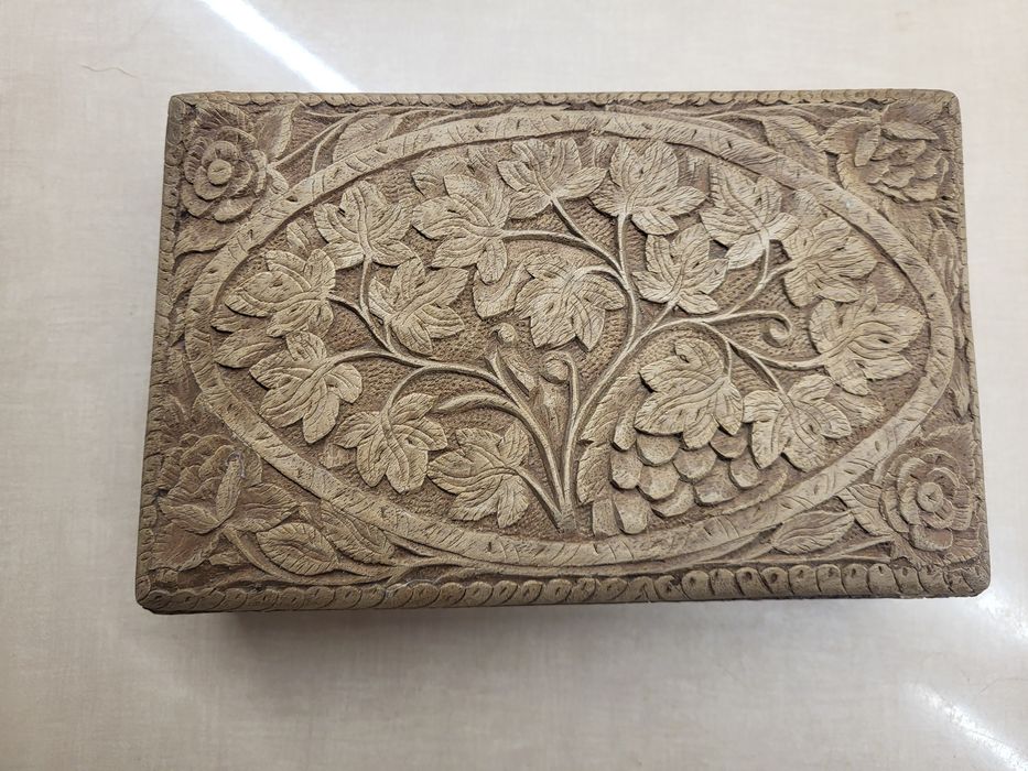 Вінтажна різьблена дерев'яна скринька