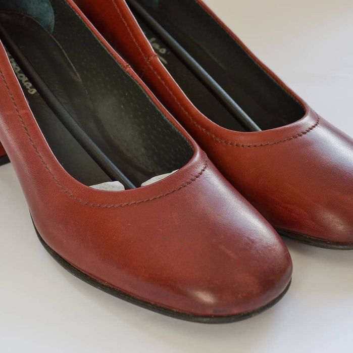 Sapatos cor de vinho