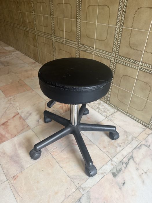 VENDIDO - Banco Ajustável com Rodas Giratório