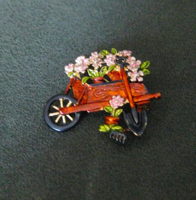 Alfinete / Broche/ Pregadeiras Carrinho de Jardim NOVO