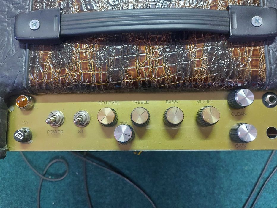 Ламповий гітарний комбопідсилювач.