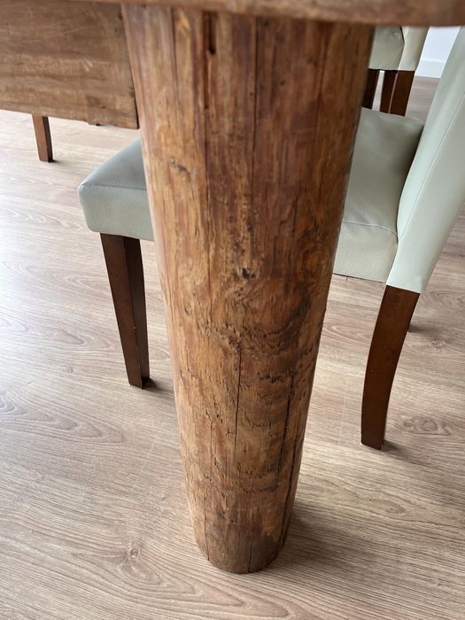 Mesa feita à mão, cada pé  é um tronco de madeira inteiro