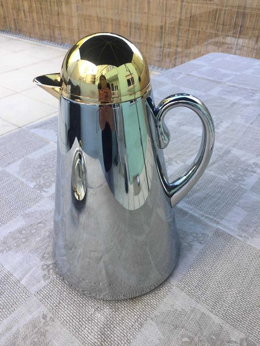 Jarra térmica cromada (prateada e dourada)