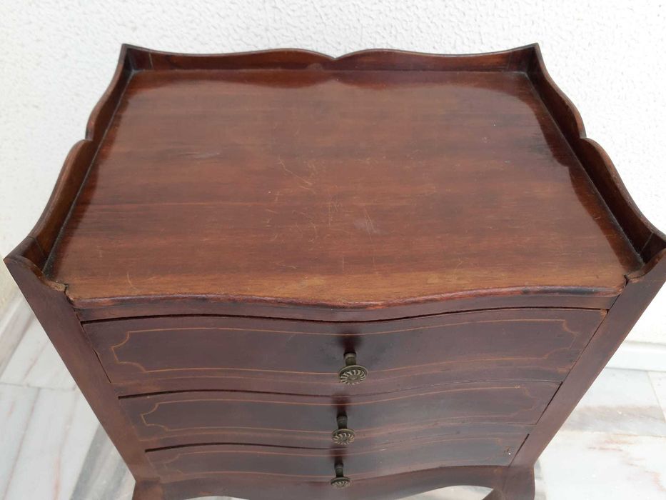 Mesa de cabeceira, apoio sofá estilo Luís XV ou Inglês?