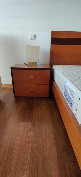 Cama de Casal em Madeira Maciça com Colchão + 2 Mesas de Cabeceira