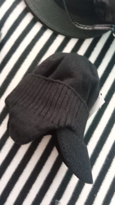 Gorro com pala e tapa-orelhas Preto