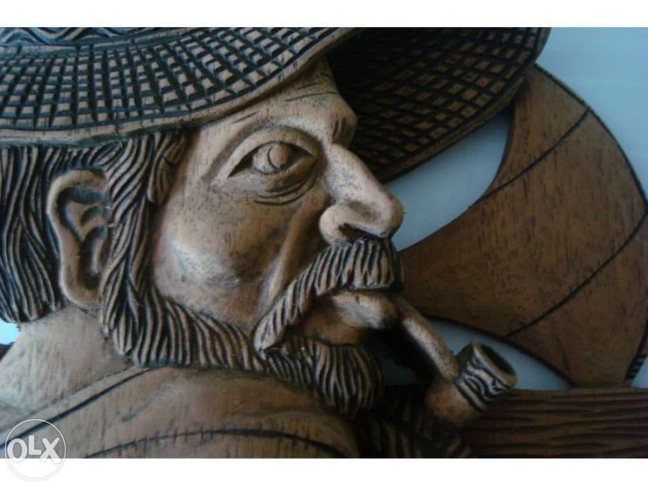 Escultura exclusiva de pescadores em madeira de cedro