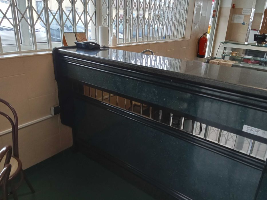 Balcão de atendimento com vitrine de refrigeração