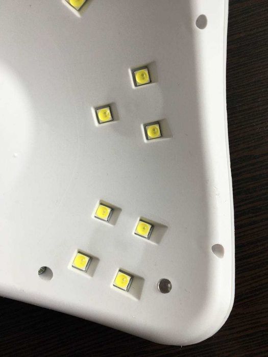 УФ-лампа для сушки нігтів