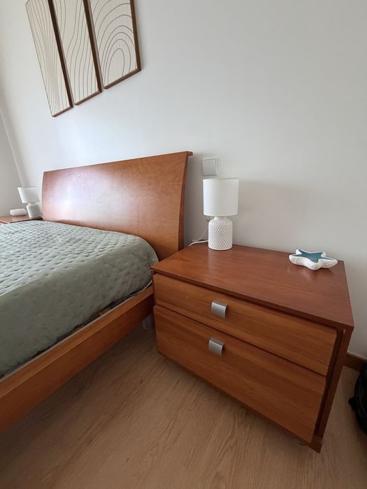 Conjunto de cama e 2 mesas de cabeceira
