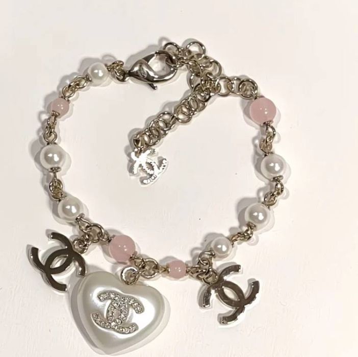 Літній браслет з перлинками та декором в золотому кольорі