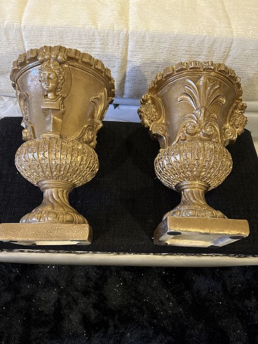 Par de jarras douradas com figuras de anjos com 45cm de altura